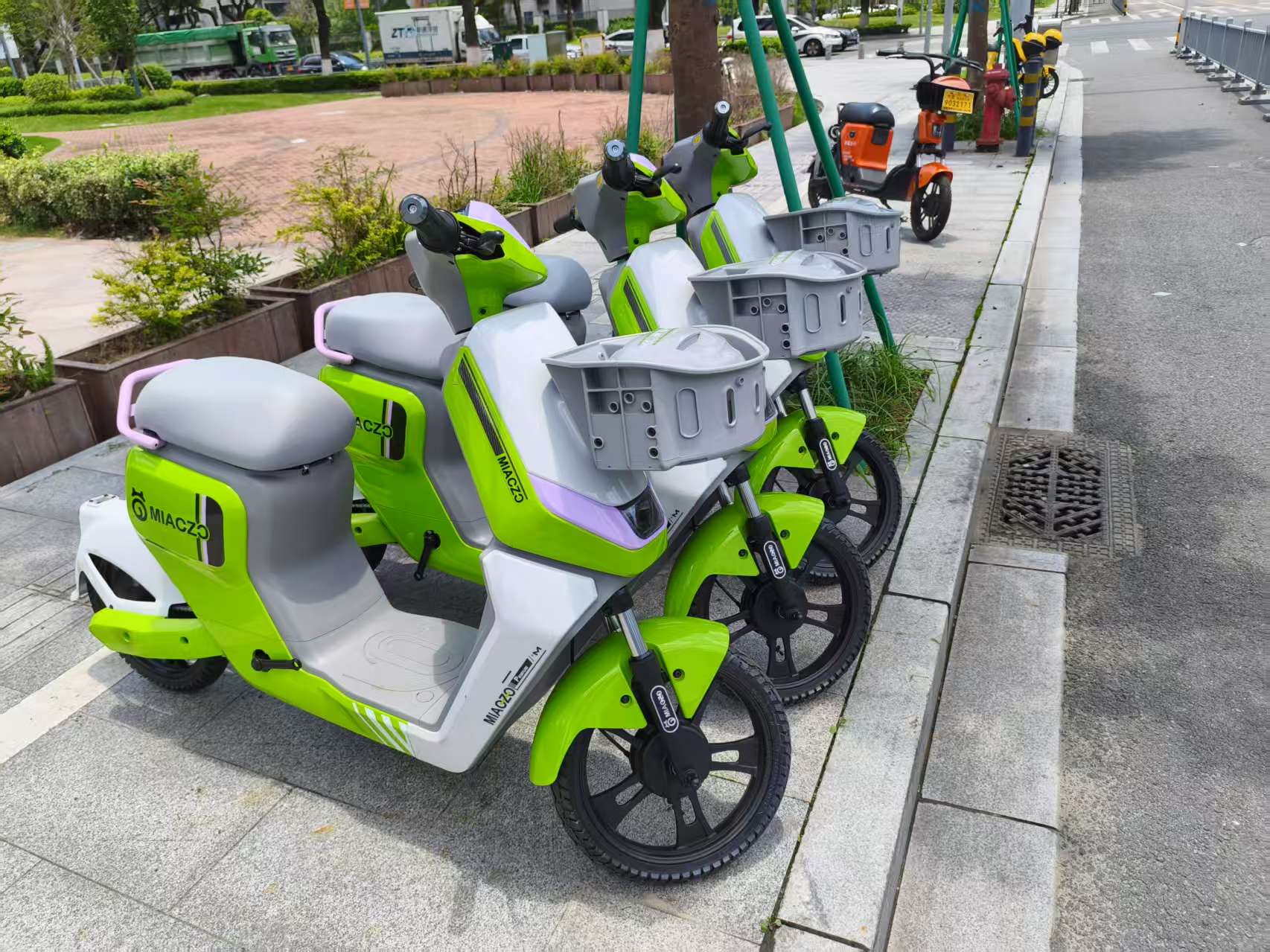 寧波江北街頭出現的喵走出行共享電單車